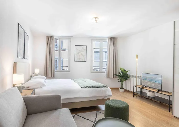 Saint Laurent 33-35 - Self Check In By Homenhancement